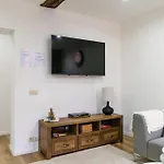 דירה Elegant 3br & 1lr Waterfront Retreat In
