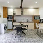 Elegant 3br & 1lr Waterfront Retreat In דירה *