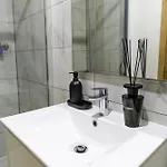 Daire Elegant 3br & 1lr Waterfront Retreat In *