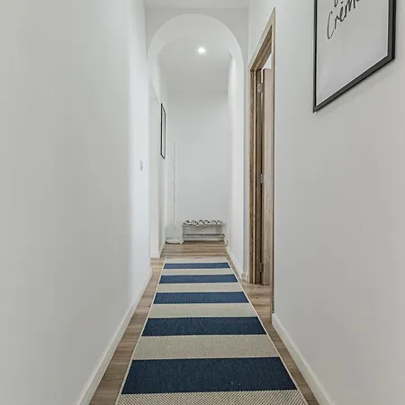 Elegant 3br & 1lr Waterfront Retreat In Appartamento