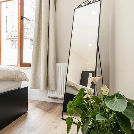 Elegant 3br & 1lr Waterfront Retreat In Apartment