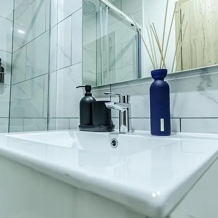 Elegant 3br & 1lr Waterfront Retreat In *