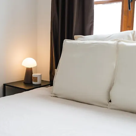 Elegant 3br & 1lr Waterfront Retreat In ヘント