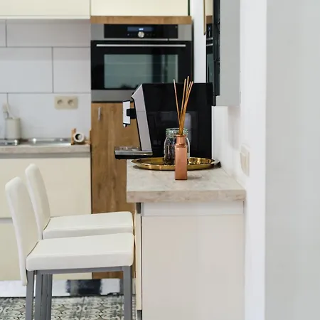 Elegant 3br & 1lr Waterfront Retreat In ヘント