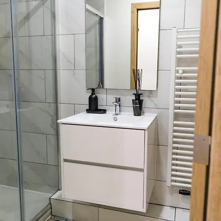 Elegant 3br & 1lr Waterfront Retreat In アパート ヘント