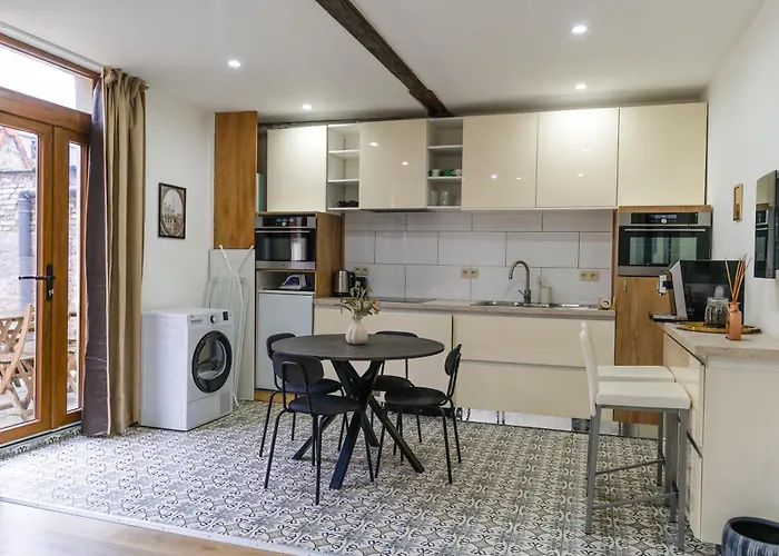 Elegant 3br & 1lr Waterfront Retreat In