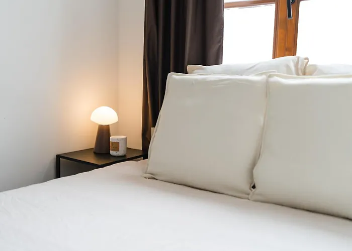 Elegant 3br & 1lr Waterfront Retreat In Gent