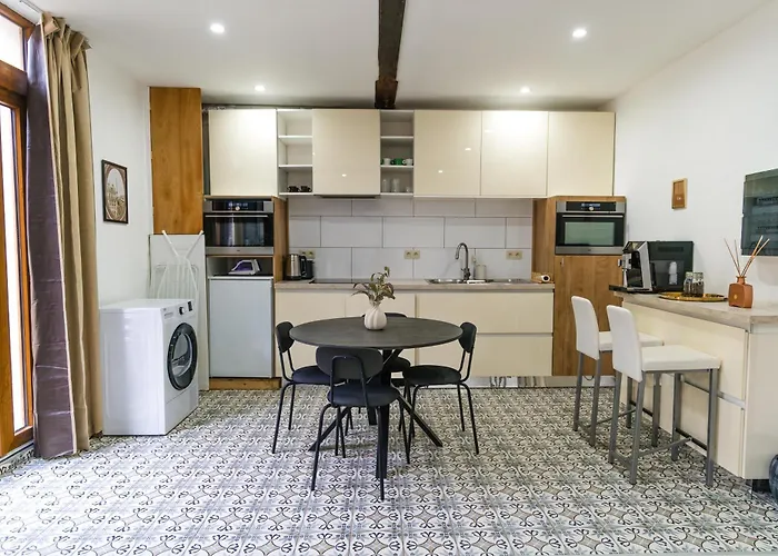 Elegant 3br & 1lr Waterfront Retreat In Apartmán *