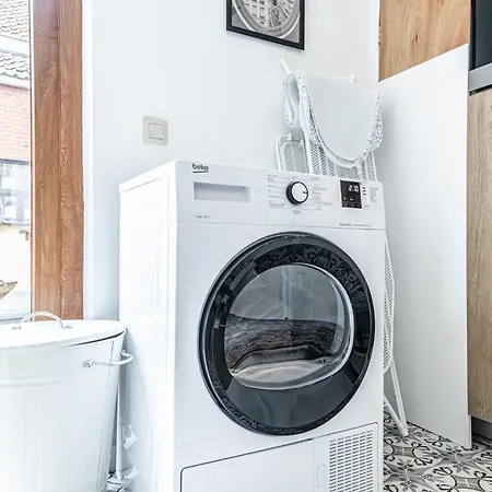 Elegant 3br & 1lr Waterfront Retreat In