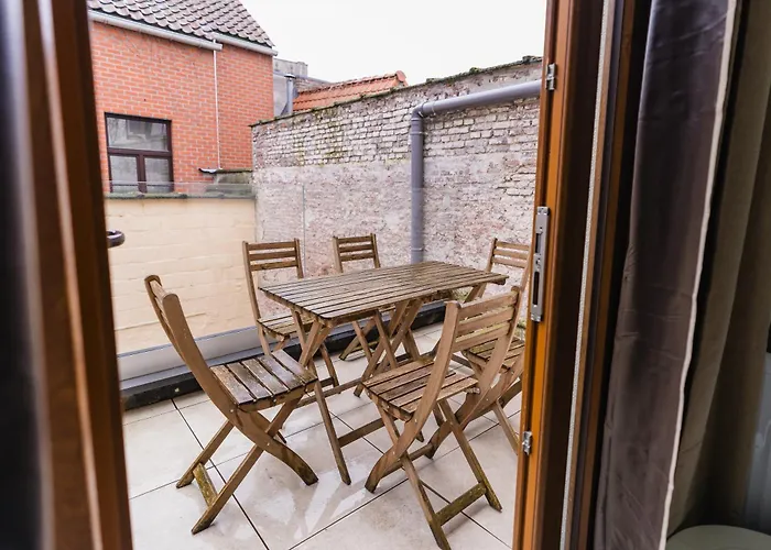 Elegant 3br & 1lr Waterfront Retreat In Appartement