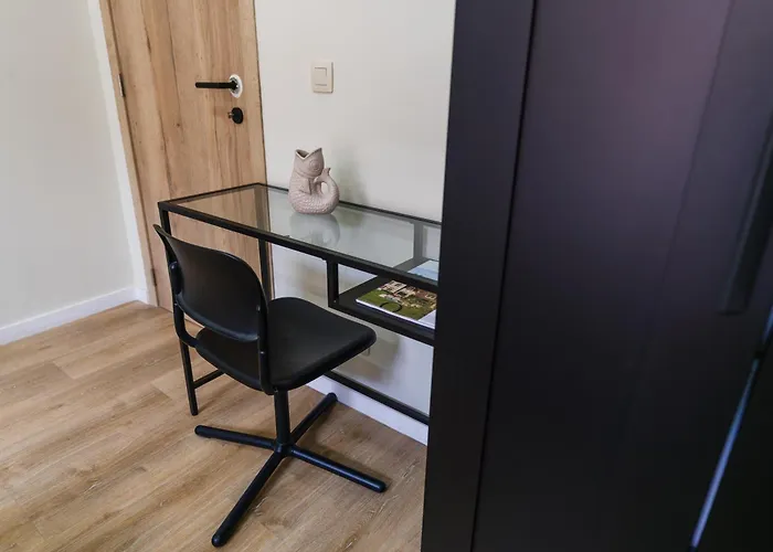 Elegant 3br & 1lr Waterfront Retreat In Appartement