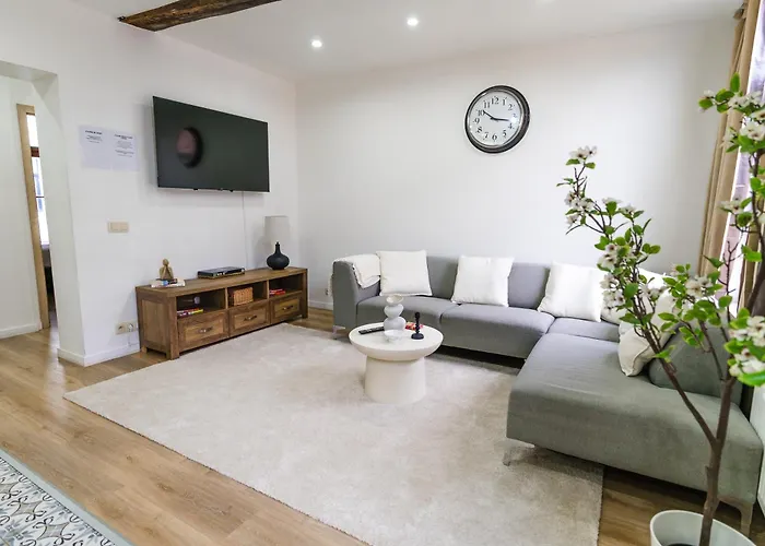 Elegant 3br & 1lr Waterfront Retreat In *